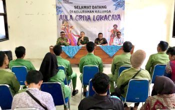 Babinsa Kalijaga Laksanakan Rapat Koordinasi Satlinmas Kelurahan Kalijaga