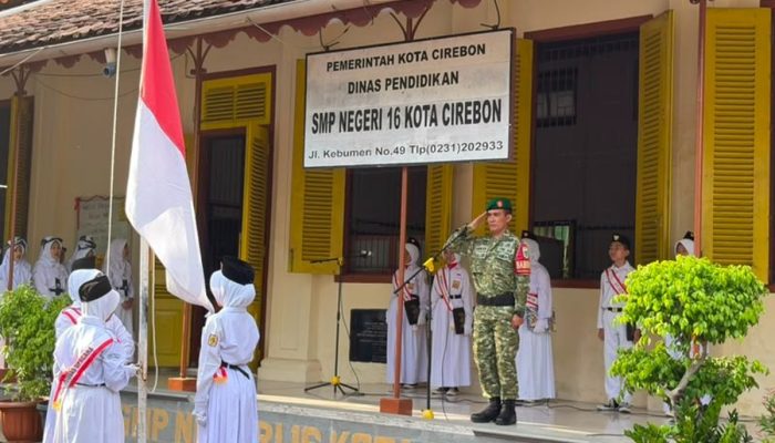 Jadi Pembina Upacara di SMPN 16 Kota Cirebon, Babinsa : Tanamkan Disiplin dan Wawasan Kebangsaan