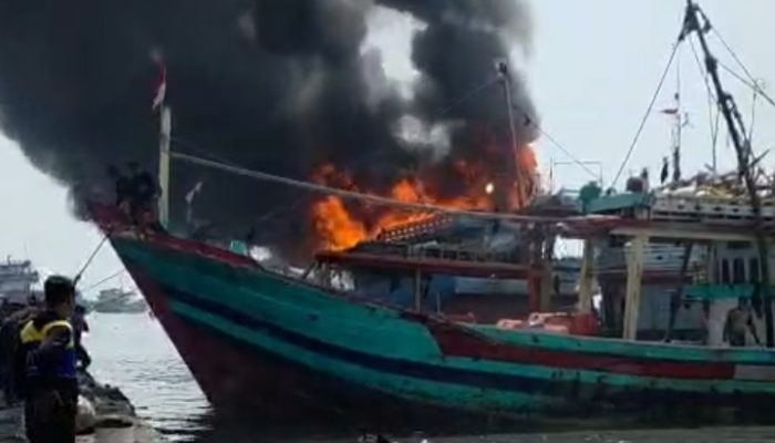 Telah Terjadi Kebakaran Kapal Perikanan KM Usaha III Gt 95 No 2293/ La Di Dermaga Pelabuhan PPN Tegalsari Kota Tegal