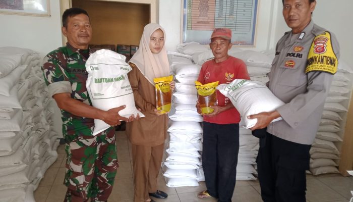 Babinsa Koramil 0620-17/Ciwaringin Monitoring Pengamanan Penyaluran Bantuan Pangan di Desa Gintung Kidul