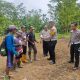 SAT LANTAS POLRES KUNINGAN MEMBERIKAN BANTUAN BERUPA CAIRAN PEMBASMI RUMPUT KEPADA KELOMPOK TANI DESA CIBULAN KECAMATAN CIDAHU DALAM RANGKA PENANAMAN JAGUNG SEBAGAI IMPLEMENTASI KETAHANAN PANGAN NASIONAL