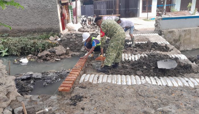 Babinsa Pekiringan Bersama Warga Laksanakan Kerja Bakti Pembuatan Jembatan Armco