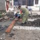 Babinsa Pekiringan Bersama Warga Laksanakan Kerja Bakti Pembuatan Jembatan Armco