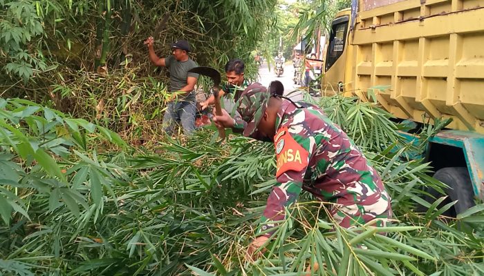 Babinsa Desa Panongan Bersama Pemdes dan Warga Laksanakan Kerja Bakti Pembersihan Lingkungan