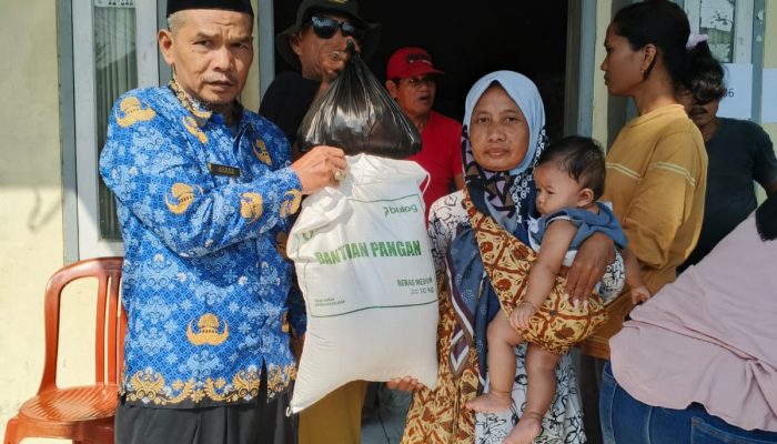 Pemerintah Desa Setupatok Membagikan Bantuan Beras Dan Minyak Kepada Masyarakat Sebanyak 1504 KPM