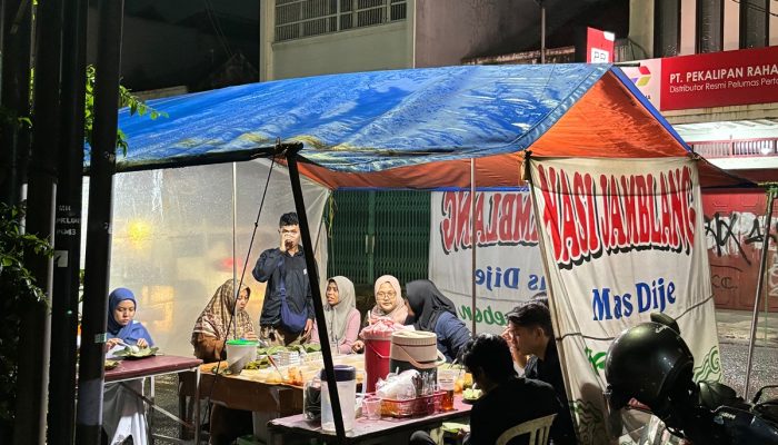 Regenerasi Kuliner Khas Cirebon, Mas Dije Kembangkan Usaha Nasi Jamblang Keluarga di Pekalipan