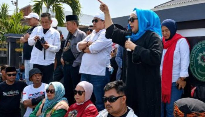 Aksi Bela Bunda Fifi Menggema di PN Sumber, Ketua Pengadilan Akhirnya Temui Massa