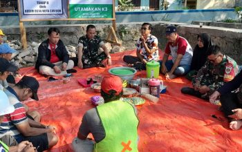 Babinsa Pekiringan Hadiri Tasyakuran Pembangunan Jembatan Armco di RW 08