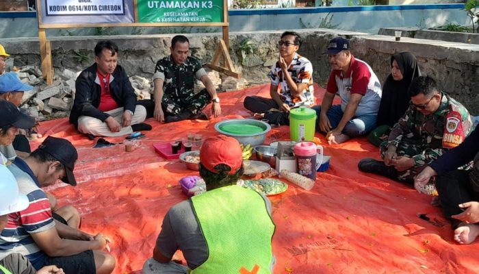 Babinsa Pekiringan Hadiri Tasyakuran Pembangunan Jembatan Armco di RW 08