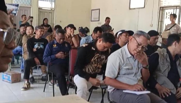 Warga Karangsembung Desak Pemkab Cirebon Segera Perbaiki Jalan Rusak dan Tangani Persoalan Sampah