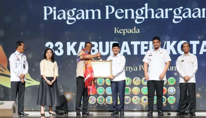 Kementerian Hukum RI beri Piagam Penghargaan Kepada Walikota Tebing Tinggi atas Akses Pelayanan Hukum bagi Masyarakat