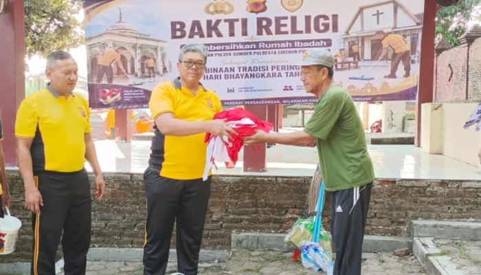Sambut Hari Bhayangkara Ke-80, Polresta Cirebon Gelar Bakti Religi dan Serahkan Bantuan Peralatan Kebersihan di Makam Keramat Pangeran Cakrabuana