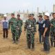 Kasdim 0620/Kabupaten Cirebon Dampingi Asisten Kemenhan Tinjau Pembangunan Yon TP Tahap IV di Desa Tonjong