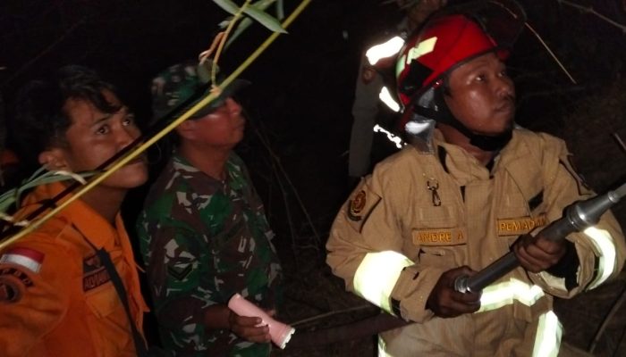 Babinsa Sampiran Bersama Petugas Gabungan Padamkan Kebakaran Lahan Kosong di Kecamatan Talun