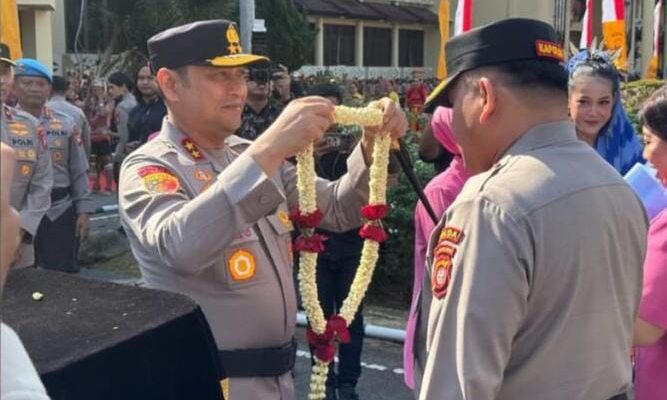 Pergantian Kepemimpinan, Polda Kalbar Gelar Tradisi Penyambutan Untuk Irjen Pol. Alberd Teddy Benhard Sianipar