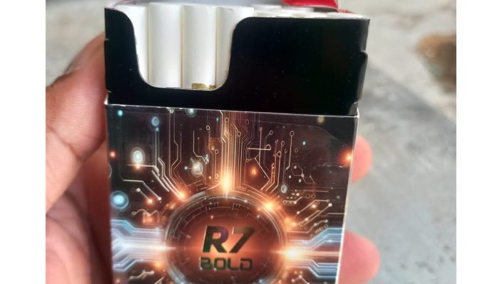 ROKOK R7 BOLD BEREDAR LUAS DI BATAM TANPA PITA CUKAI, HARGA RP12 RIBU. NEGARA DIRUGIKAN RATUSAN JUTA “Tak Ada Kode Produksi & Nama Perusahaan, Bea Cukai Diminta Bertindak Tegas”
