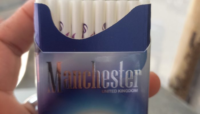 ROKOK MANCHESTER BLUE FUSION BEREDAR LUAS DI BATAM TANPA PITA CUKAI DIDUGA MILIK BOS WL, HARGA RP.15.000 NEGARA DIRUGIKAN RATUSAN JUTA
