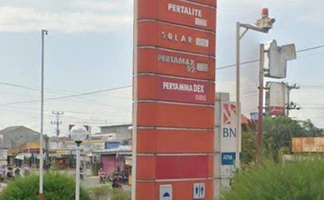 SPBU 44-522-10 Jatibarang Tertangkap Basah Dengan Bebas Melayani Pembelian BBM Bersubsidi Tim Jurnalis Mendapati Puluhan Jerigen Berisi BBM Jenis Pertalit Dengan Sekala Besar Yang Disimpan Tepat Di Belakang SPBU