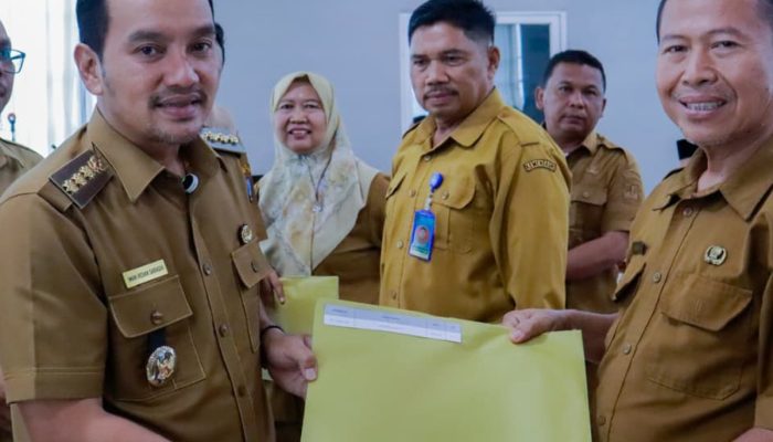 Wali Kota Serahkan SK PIP Kepada Kepala Sekolah SD dan SMP Se-Kota Tebing Tinggi
