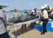 Polsek KPC dan Sat Polairud Evakuasi Jenazah ABK KM Cirebon Indah 5 dengan Penuh Empati