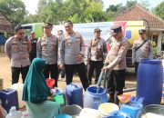Polres Kuningan Salurkan Air Bersih dan Pengobatan Gratis di Cihanjaro