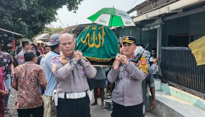 Kapolsek Kedawung Antar Jenazah Korban, Bentuk Empati Polisi kepada Keluarga