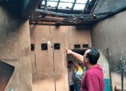 Polsek Mundu Bersama Damkar Tangani Kebakaran Rumah di Banjarwangunan