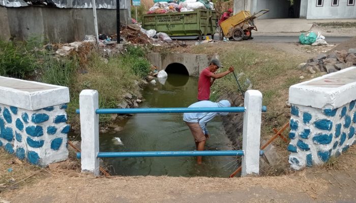 Proyek Senderan Irigasi di Desa Setupatok Cirebon Disorot, Tanpa Papan Proyek dan Pekerja Abaikan K3