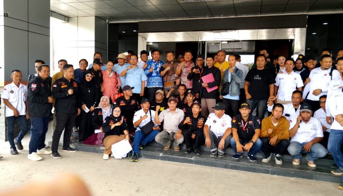 Ratusan anggota ormas yg ada di muara Enim gruduk DPRD,,ada apa ya,,???