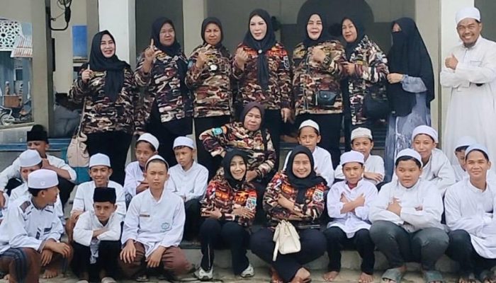 Wanita PD II KB FKPPI Sumut Salurkan Bantuan Karpet Masjid untuk Ponpes Attayib Aceh Tamiang