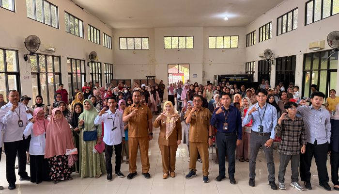 Wakil Wali Kota Cirebon Serahkan KKS kepada 279 Calon Penerima PKH di Harjamukti
